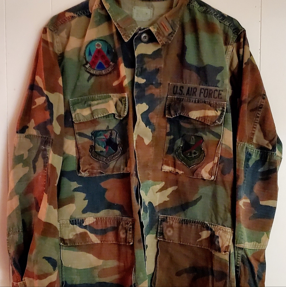 U. S.A.AIRFORCE CAMO JACKET WITH PATCHES Sz: SMALL/REGULAR. 3 PATCHES, 4 POCKETS